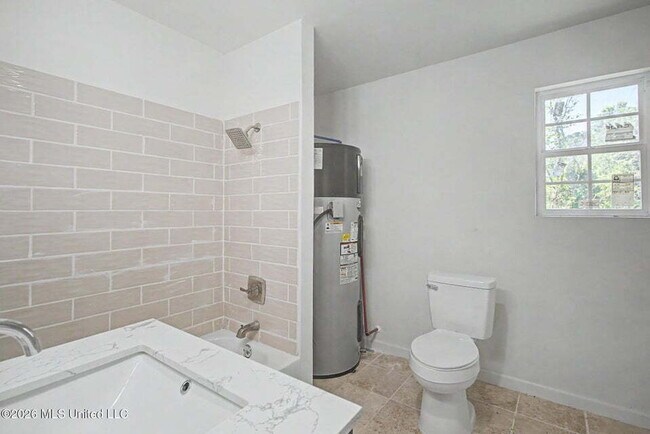 Photo - 3 bedroom close to D'Iberville! Unit #4