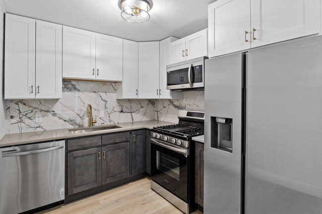 Gourmet Kitchen - Cadence of Newport Apartments