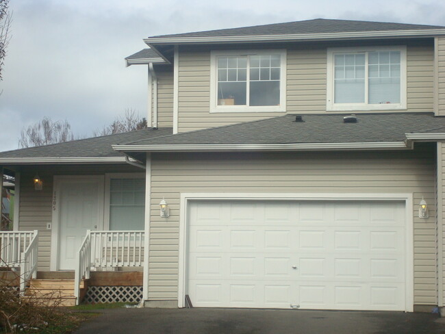 4 Bedroom, 3 Bathroom Duplex near WWU! PRE... - 4 Bedroom, 3 Bathroom Duplex near WWU! PRE... House