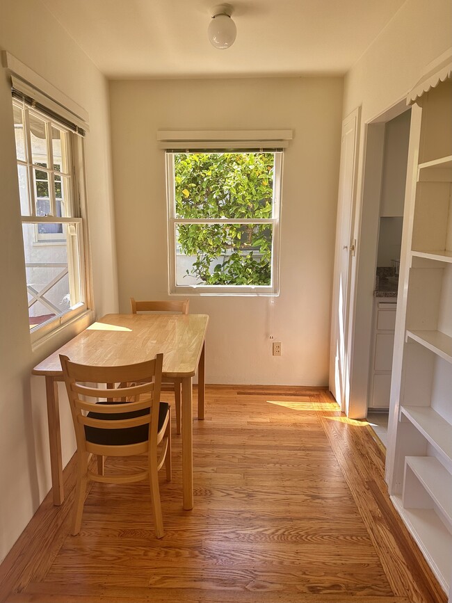 Comedor 1 de 2 - 1744 Allston Way