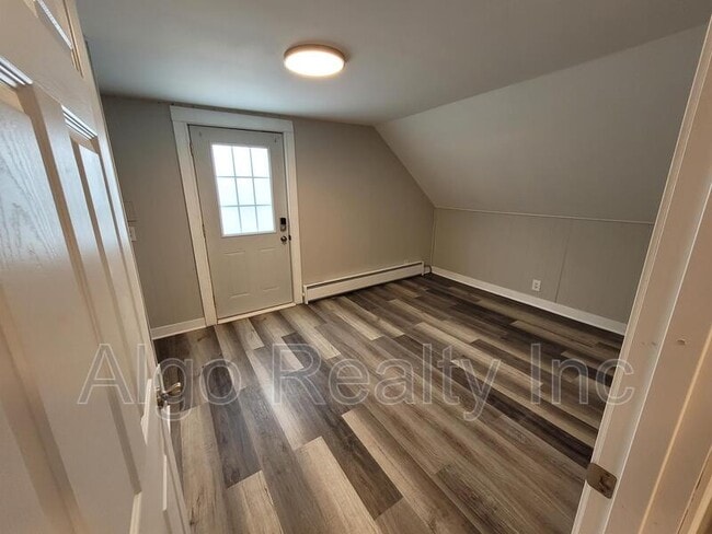 Photo - 133 Winifred St W