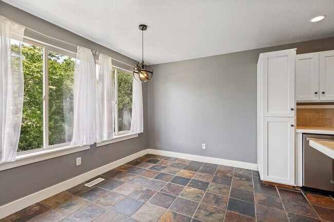 1137 Holmes Creek Ln