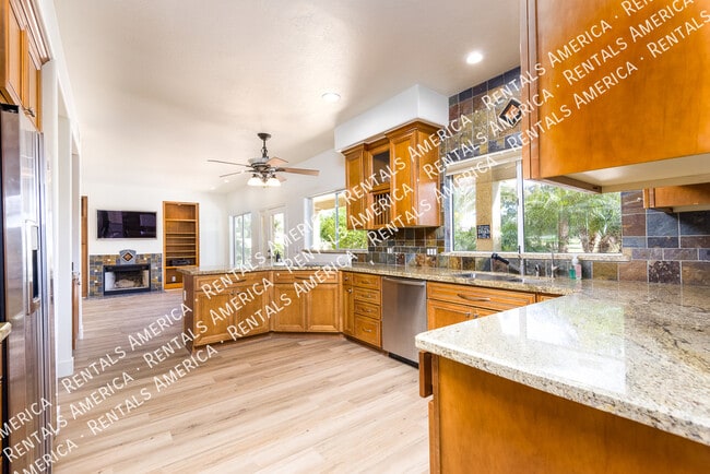 2342 W Hemlock Ct