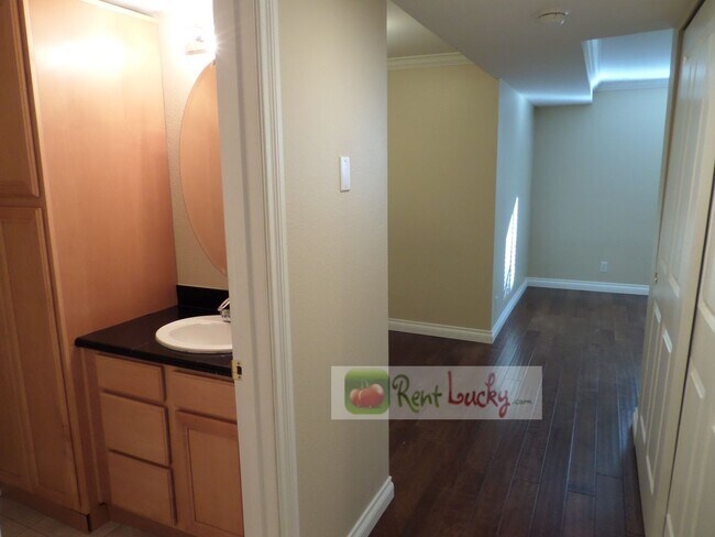 Photo - Super Cute Studio w/Parking in Fantastic Downtown Seattle Location!!