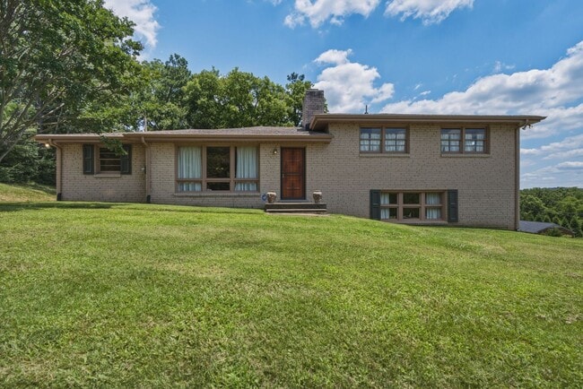 Building Photo - Welcome to a rare opportunity to experience authentic mid-century modern living in one of Nashvil...