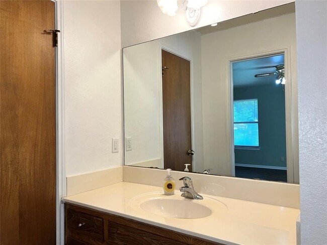 Photo - 209 Oak Crest Ln