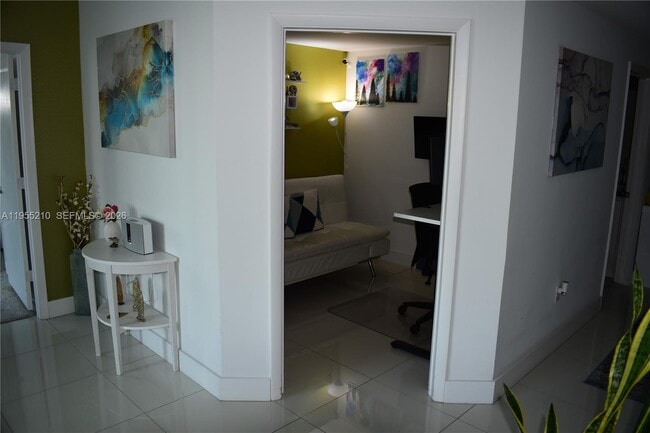 Photo - 253 NE 2nd St Unidad 2402