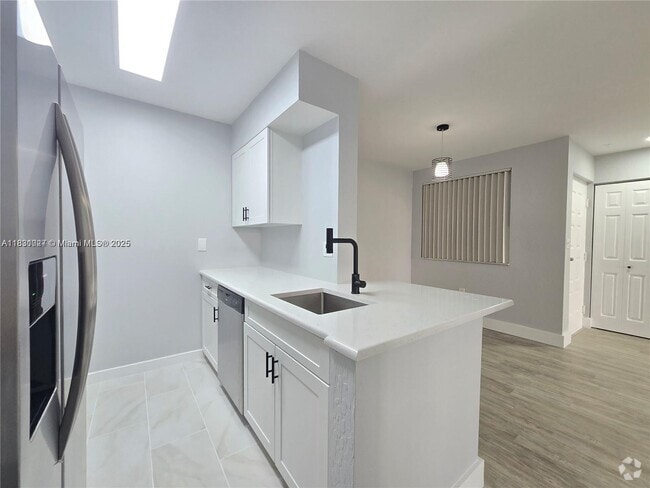 Building Photo - 2831 N Oakland Forest Dr Unit 108 Rental
