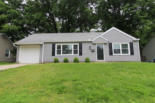 Building Photo - 3 Bedroom 1 Bath Home In Prairie Village