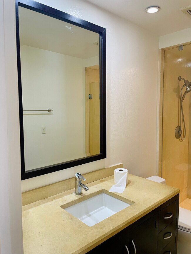 Building Photo - 1882 Pandora Ave Unit 15 Rental