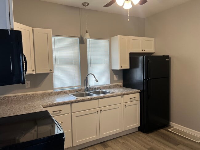 Photo - 306 E Main St Unidad B