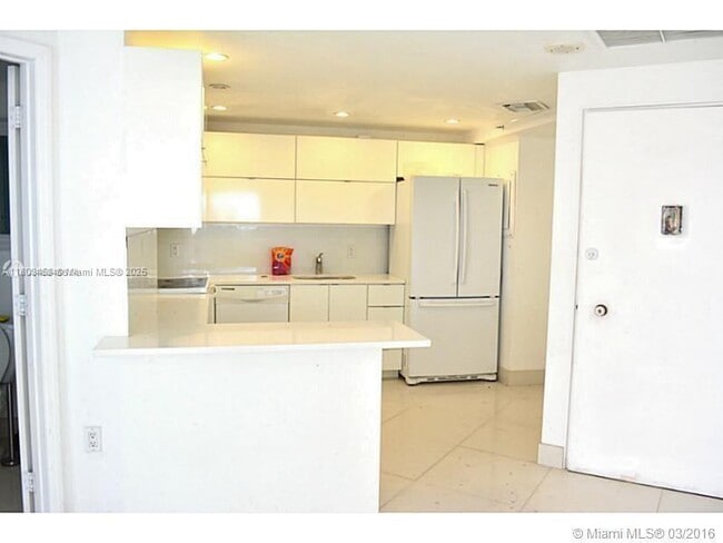 Building Photo - 905 Brickell Bay Dr Unit 1030