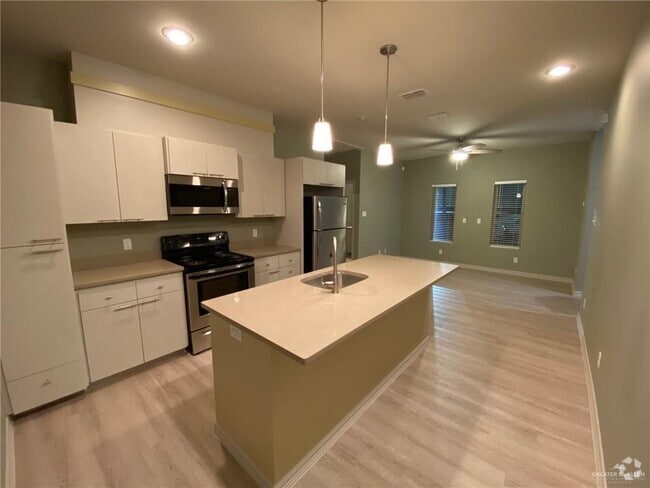 Building Photo - 705 Murphy Ave Rental