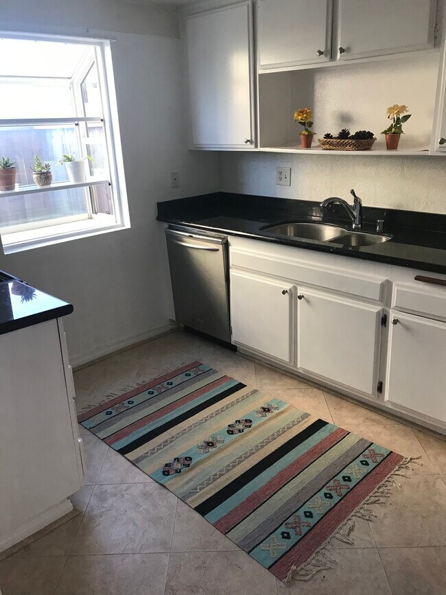 Kitchen w dishwasher - 3520 Maricopa St Unidad 16