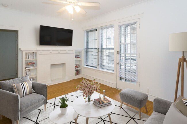 Dining/Living room - 5411-5421 S. Ellis Avenue Apartments