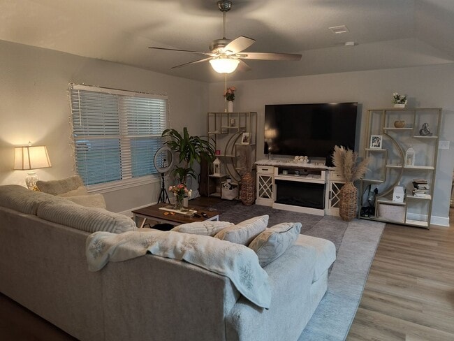 Photo - BEAUTIFUL 3 Bedroom Home UNFURNISHED