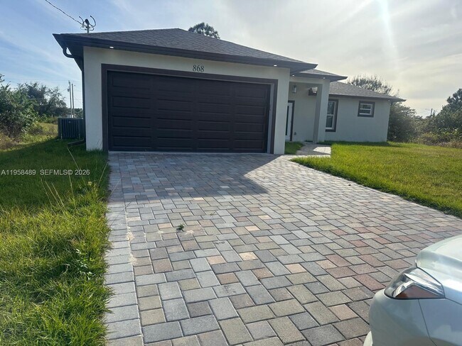 Photo - 868 Cervantes St E