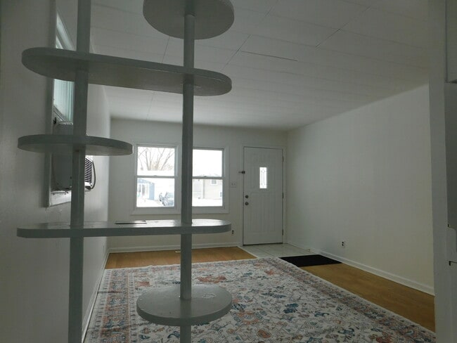 Photo - 33 Hawthorne Ln