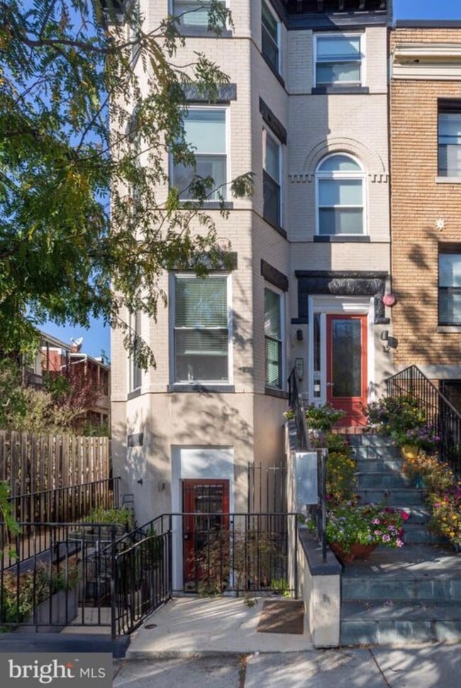 Building Photo - 12 S St NE Unit Apt 2