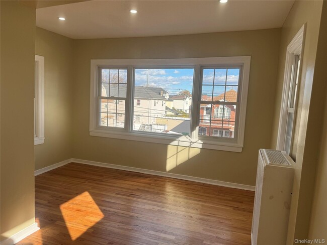 Photo - 107-12 164th St