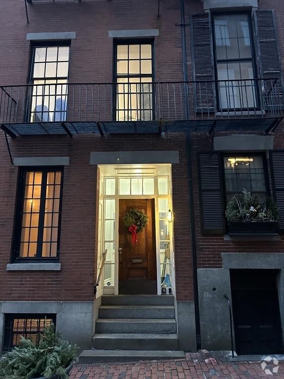Building Photo - 36 Temple St Unit 2 Rental