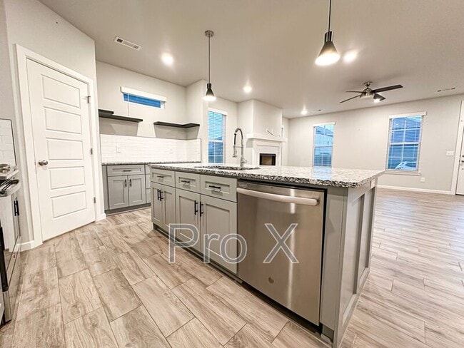 1733 W Whitney Ln