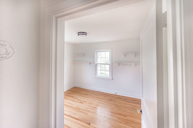 Building Photo - COMING SOON! Charming 3 bedroom 1 bathroom for rent!
