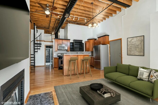 Photo - 525 N Halsted St