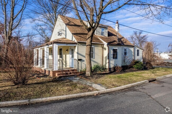 Building Photo - 227 Whittier Ave Rental