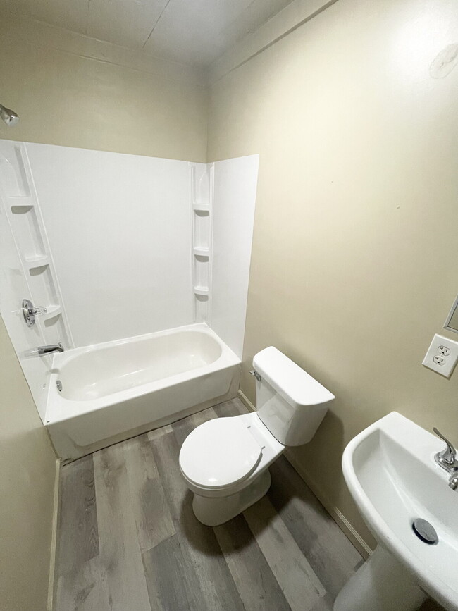 Photo - 4 Bedrooms garage/workshop combo (has electricity)