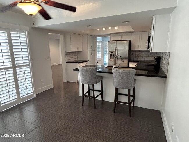 Photo - 320 E LARKSPUR Ln