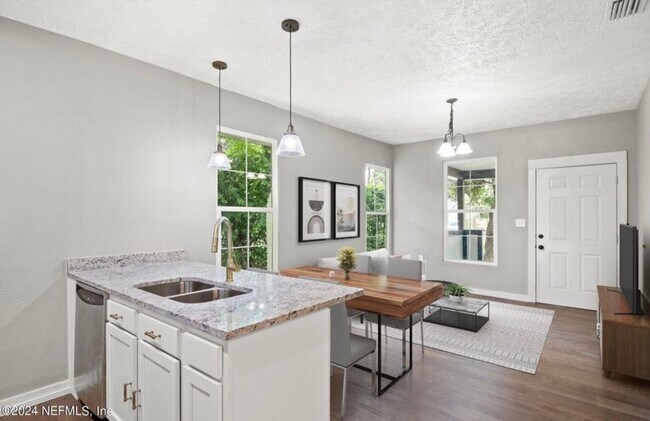 Photo - 922 Glencarin St