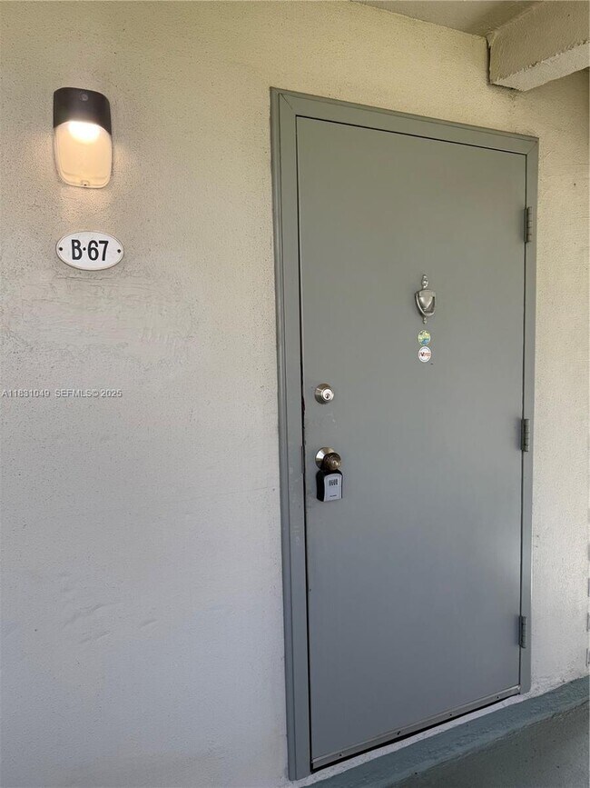 Building Photo - 67 Monaco Ct Unit B