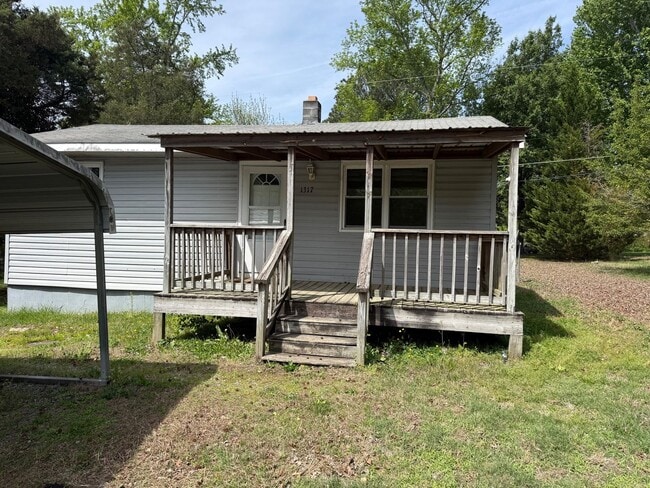 Building Photo - Two bedroom, 1 bath house in Burlington