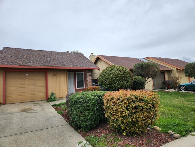 27 Quasar Circle - Meadowview 95822 - 27 Quasar Circle - Meadowview 95822 House