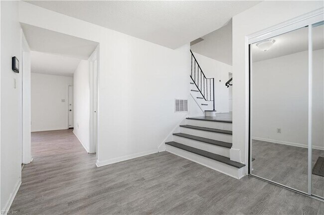 Photo - 912 Amherst Ln