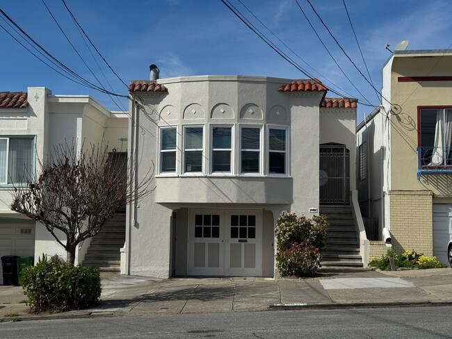 Building Photo - Charming Parkside Upper Flat w/ Garage Parking