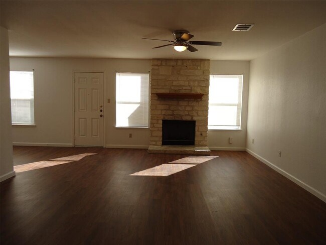 Photo - 811 Crieff Cross Dr