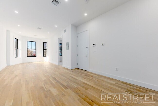 Building Photo - Brand New Large 3 Bed 2 Bath in Bushwick Townhouse!