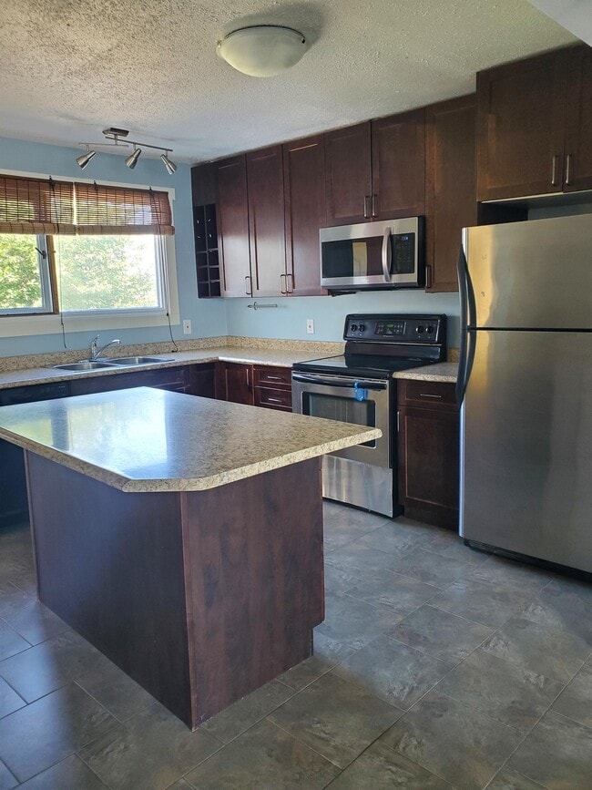 Photo - 1255-1255 Douglas St