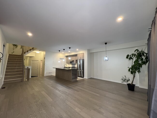 Photo - 668 Putney Cres