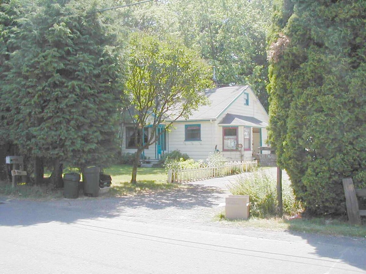 Charming 2bd 1ba Home with Detached Garage - Charming 2bd 1ba Home with Detached Garage