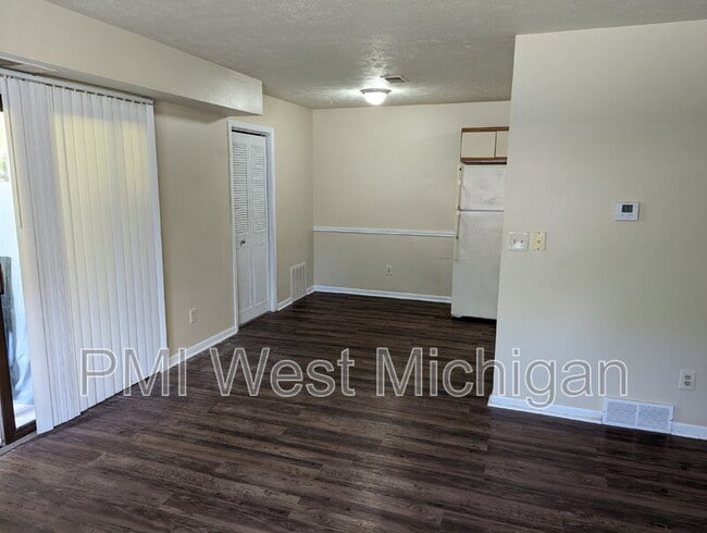 Photo - 6054 In the Pines Dr SE