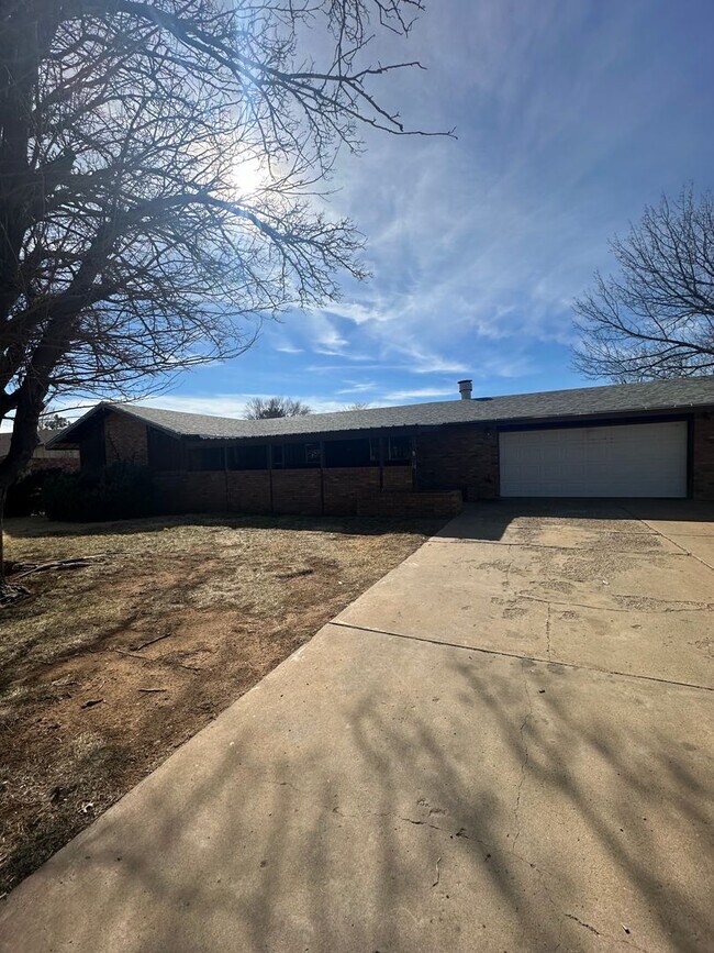 Photo - Big and Spacious 5 Bed Home! Huge Back Yard!