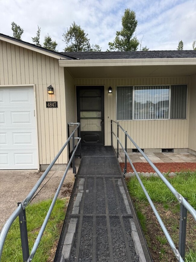 Photo - Updated single level 2 bed/1 bath duplex in Thurston!