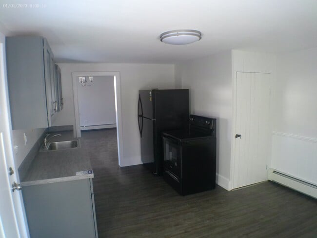 Cocina con amplia despensa con estanterías. Espacio de almacenamiento disponible en el sótano. - 35 Main St Unidad Apt 2