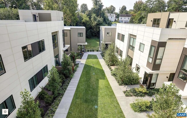 Building Photo - 1130 E High St Unit N