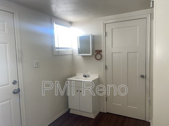 Photo - 923 W 2nd St Unit 1B