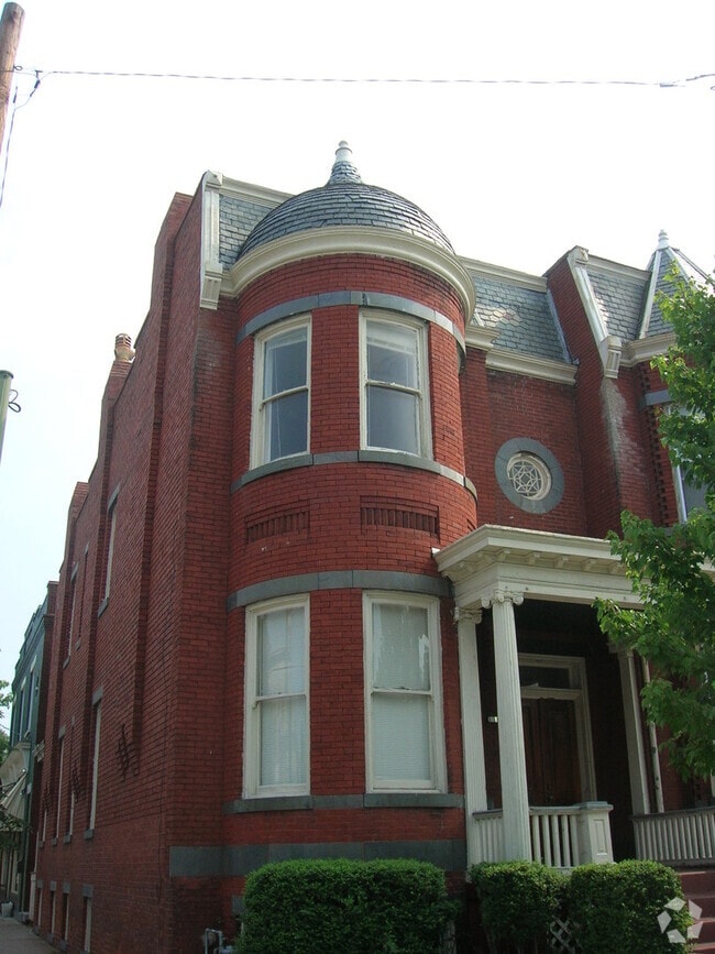 Building Photo - -- APPLICATION PENDING - 3 BR/ 2 BA Large ... Rental
