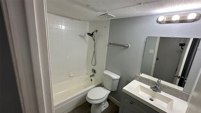 Photo - 9550 Deering Dr Unidad 208